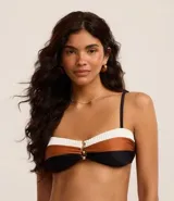Top de bikini bandeau con bloques de color blanco, marrón y negro. Tiene breteles ajustables y removibles, relleno removible, adorno metálico en el centro del busto y lazo en la espalda.