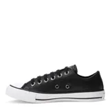 Championes Converse All Star Chuck Taylor de cuero negro con suela de goma blanca.