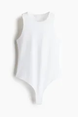 Body blanco colaless de punto elástico suave con escote redondo, sin mangas y botones a presión ocultos en la entrepierna.