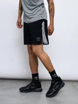 Short de entrenamiento Umbro Vive para hombre, color negro con detalles en gris. Confeccionado en tejido elástico de cuatro direcciones. Incluye logo de Umbro en la pierna izquierda.
