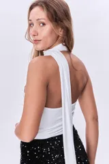 Top blanco de un solo hombro con cuello alto drapeado.