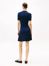 Minivestido azul marino de tejido acanalado con cuello tipo chomba y tapeta de tres botones dorados con el logo de Tommy Hilfiger grabado. Corte slim y falda evasé.