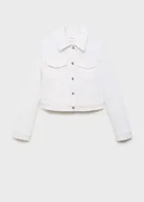 Chaqueta corta de jean blanca con cuello de solapa, dos bolsillos laterales y dos bolsillos de parche con solapa en el pecho.