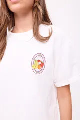 Remera color chocolate de corte holgado, con cuello redondo y mangas cortas con dobladillo. Estampado pequeño en el pecho con logo de frutas.