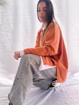 Remera blanca de corte amplio y mangas largas.