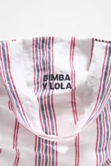 Bolso tipo shopper de lona color crudo con rayas verticales amarillas y grises. Tiene doble asa de hombro y logo de la marca estampado en el frente.