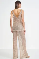 Musculosa dorada con lentejuelas y escote en V.