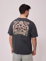 Remera blanca de algodón con estampa en la espalda con el logo de Rusty y la leyenda 'Since chasing surf records 1985'.