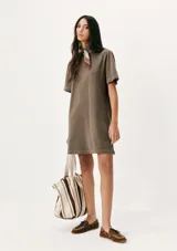 Vestido corto marrón con cuello redondo y mangas cortas.