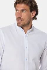 Camisa celeste a rayas de lino, con cuello mao y corte slim.