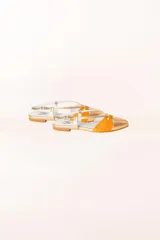 Bailarinas destalonadas color naranja con puntera estampada con diseño animal print en tonos dorados. Presentan tiras cruzadas en el empeine y plantilla de cuero. Fabricadas en España.