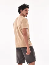 Remera celeste de corte recto y mangas cortas, con estampado pequeño en el pecho.