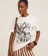 Remera blanca de algodón con cuello redondo y mangas cortas. Estampa frontal con lettering "Tropical Getaway" y dibujo del Parque Lage.
