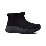 Bota de invierno Skechers Max Cushioning Elite 2.0, estilo chugga, color negro. Capellada de gamuza tratada con 3M Scotchgard, ribete y forro de piel sintética, plantilla Skechers Air-Cooled Goga Mat y suela con tracción antideslizante.