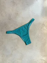 Bombacha de bikini tipo colaless color turquesa.
