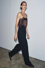 Pantalón de vestir azul marino con raya diplomática, tiro medio, corte wide leg, pinzas delanteras, bolsillos traseros y cierre frontal con cremallera y doble botón. Colección Zara Woman.