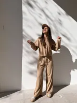 Conjunto color beige de buzo y pantalón de tela waffle de algodón.