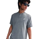 Remera manga corta gris con cuello henley y logo de Nike bordado en blanco en el pecho. Corte clásico.