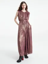 Mono largo plisado color borgoña con hilos dorados, de corte suelto y sin mangas.
