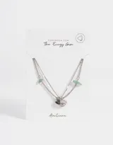 Cadena corta plateada de doble eslabón con dije de ojo turco y corazón, y colgantes de piedra aventurina.