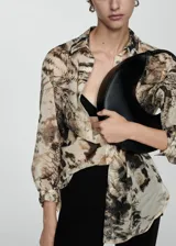 Camisa de manga larga con estampado abstracto en tonos beige, marrón y negro.
