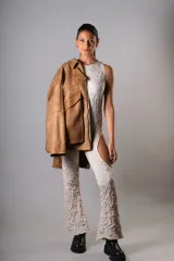 Campera estilo bomber confeccionada en cuero vacuno color marrón claro, de estructura firme y calce holgado.