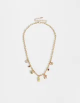 Collar corto dorado con cadena de eslabones y dijes colgantes de corazones, tréboles, letras y piedras rojas.