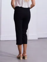 Pantalón capri negro de gabardina elastizada, marca Zac & Rachel. Tiene pretina ancha elastizada y bolsillos simulados en la parte delantera y trasera.