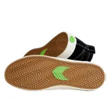 Championes de skate de caña alta, color negro con logo blanco y suela blanca.
