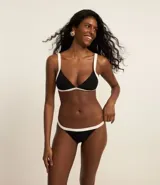 Bombacha de bikini colaless confeccionada en microfibra texturizada color negro con cintura contrastante en blanco.
