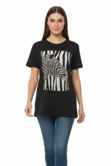 Remera negra de algodón con estampado de cebra en el frente, de manga corta, corte holgado y cuello redondo.
