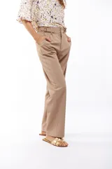 Pantalón de vestir negro de corte recto, con bolsillos laterales y presillas con hebillas decorativas en la cintura.