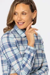 Camisa de algodón a cuadros con dos bolsillos en el pecho, botones a presión y spandex.
