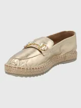 Mocasines color verde con detalle de hebilla dorada y suela de yute.