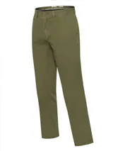 Pantalón de vestir negro, de corte recto, con bolsillos laterales y traseros. Se ajusta a la cintura con cinturón de cuero marrón.
