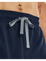 Short deportivo Under Armour Tech Mesh, color azul marino, de corte holgado y largo hasta la rodilla. Presenta un pequeño logo blanco en la pierna izquierda.
