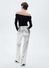 Pantalón plateado de tiro bajo con efecto piel metalizado, corte recto y diseño acampanado.