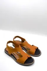Sandalia plana color gris con tiras anchas de neopreno y detalles en cuero.