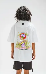 Remera blanca de corte oversize con estampado en la espalda que incluye una mano sosteniendo un jugo, una cara y hojas de marihuana.