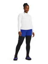 Remera deportiva blanca de manga larga con cuello alto y logo de Under Armour en el cuello.