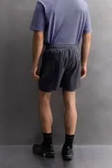 Shorts deportivos confeccionados en tejido técnico ligero con efecto arrugado y forro interior. Cuenta con cintura elástica ajustable con cordón, bolsillos laterales con cierre de cremallera, bajo con aberturas laterales y logo estampado en la pierna.