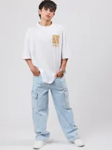 Pantalón de jean celeste claro, estilo cargo, de corte muy ancho (baggy) con múltiples bolsillos laterales.