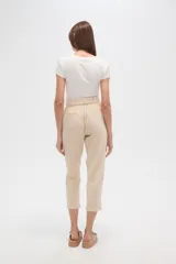 Pantalón color beige de algodón, corte recto y tiro medio, con lazo en la cintura.