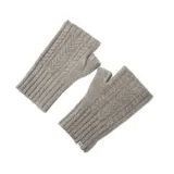 Guantes grises sin dedos, tejidos en punto con diseño de trenzas.