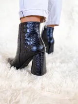 Botas cortas color marrón con estampado de cocodrilo, punta fina y taco de 8.5 cm.