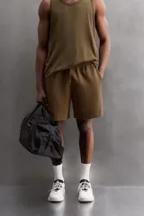 Bermudas jogger negras confeccionadas en tejido de algodón con interior de rizo. Cintura elástica ajustable con cordón y bolsillos laterales en la cadera.