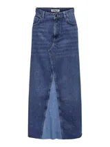 Falda maxi de denim azul con diseño de largo completo, triángulo en contraste, acabado deshilachado en el dobladillo y bolsillos laterales.
