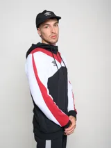 Campera con capucha Umbro de felpa negra, blanca y roja con cierre frontal y logo bordado en el pecho.