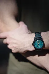 Reloj Chenaut Saphir d’Ébène con movimiento de cuarzo, caja y malla de madera de ébano, esfera azul zafiro con detalles dorados, cristal Hardlex resistente a los arañazos y cierre oculto con botón.