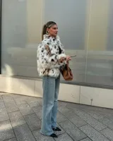 Campera corta de piel sintética con estampado animal print en tonos blanco, marrón y negro.
